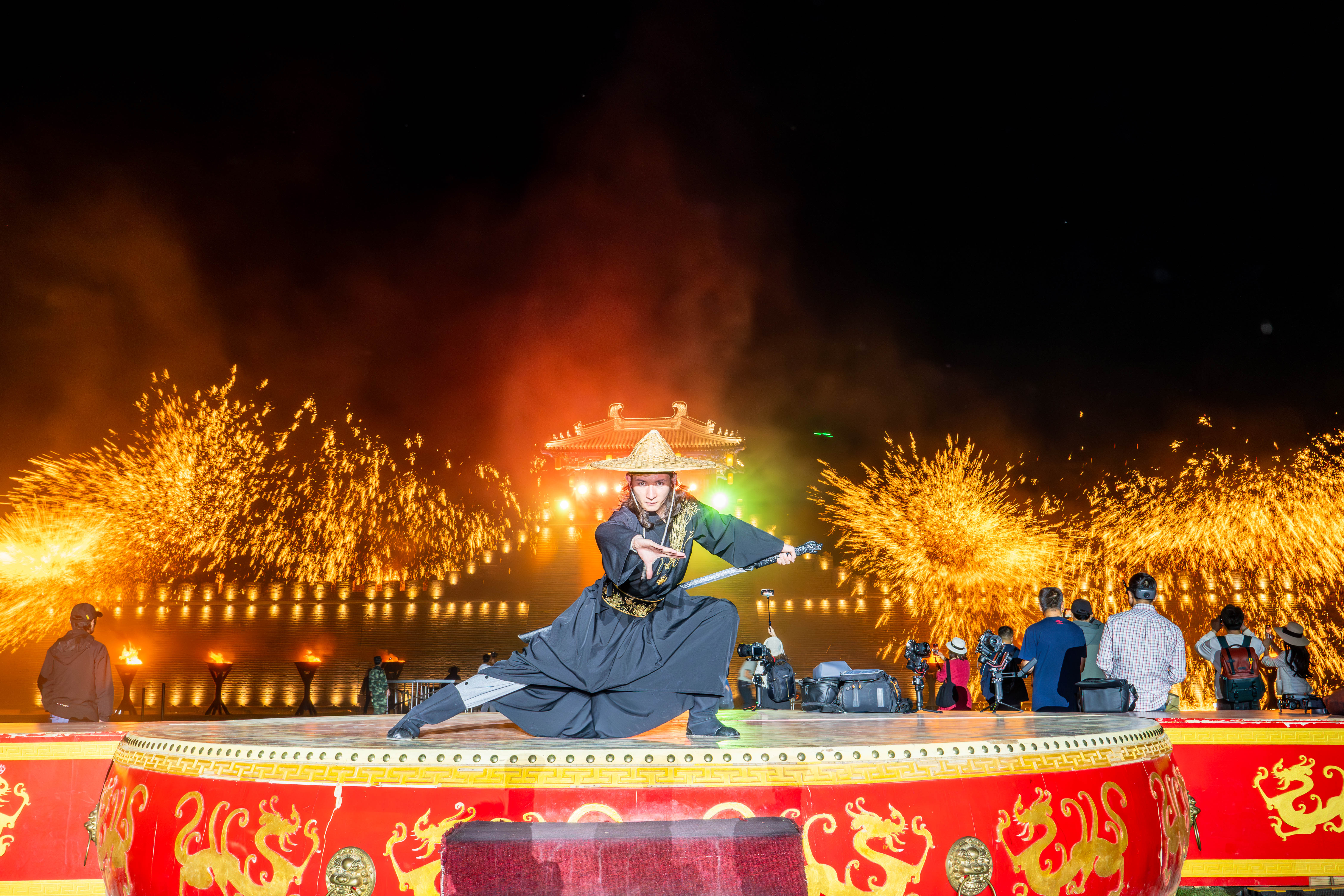 五一放大招！非遗英歌舞，非遗打铁花，水上飞龙，水上高杆.......三国水浒城夜场即将开演！
